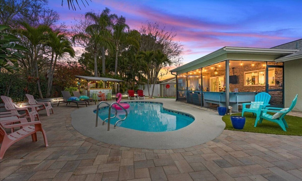 Palm Harbor House | Private Palm Harbor Home H/Pool, Hot Tub, Tiki Bar, Putting Green and More!