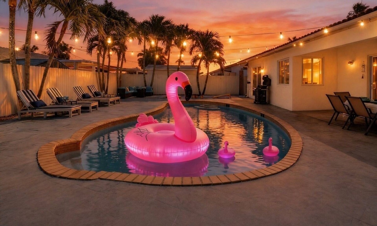 Richmond West House | 🌴 Private Resort-Style 9 guests Luxury Backyard w/Pool, Firepit, Lounge, Games