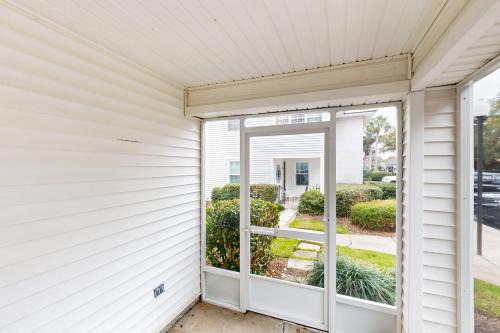 Saint Simons Heights House | Private retreat with access to community pool & nearby entertainment