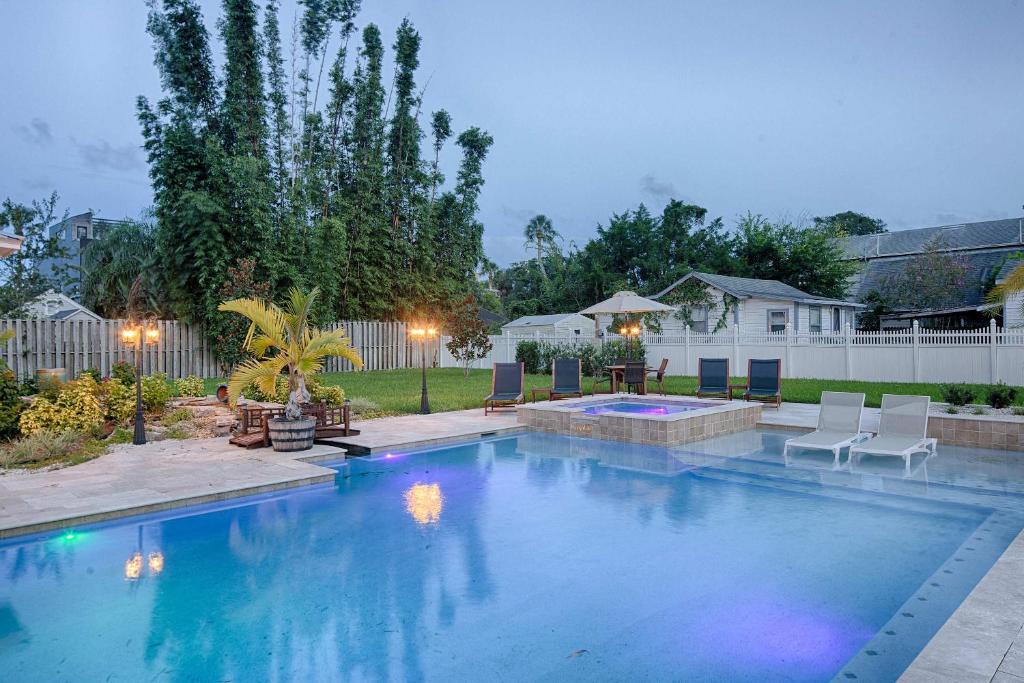 St. Augustine House | Quaint Cottage with Private Pool-Walk to Everything