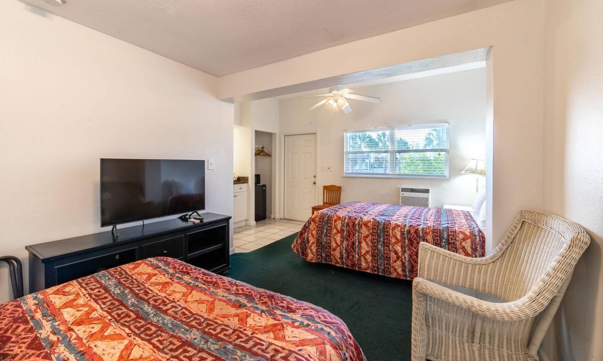 Everglades City Hotel | Quaint, Lakeside Economy Hotel Room