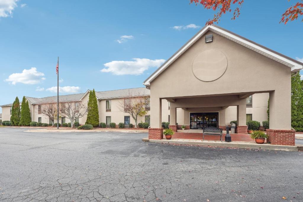 Dawsonville Hotel | Quality Inn & Suites Dawsonville