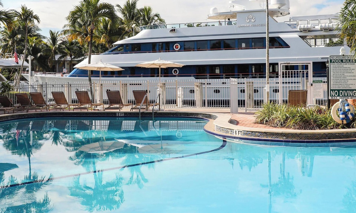 Beverly Heights Hotel | Queen | Riverside Hotel | Las Olas + New River, Yacht-Watching | 2 Units