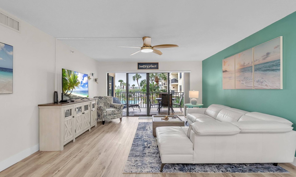 Indian Shores Condo | ☀Quick Walk To Beach🌴Large Pool Deck-Pool/Hot Tub/Chairs🐬Golden Shores 210🐠