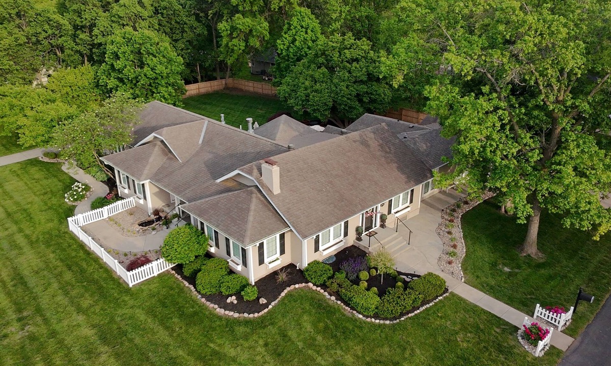 Gladstone House | Ranch style 4-bedroom home on a short acre in Kansas City North (12 miles from Arrowhead Stadium) with an open floor plan and approx. 4000 sq. ft. of living area. A gourmet kitchen, and a large private deck w/BBQ. Ideal Major international sporting event getaway!