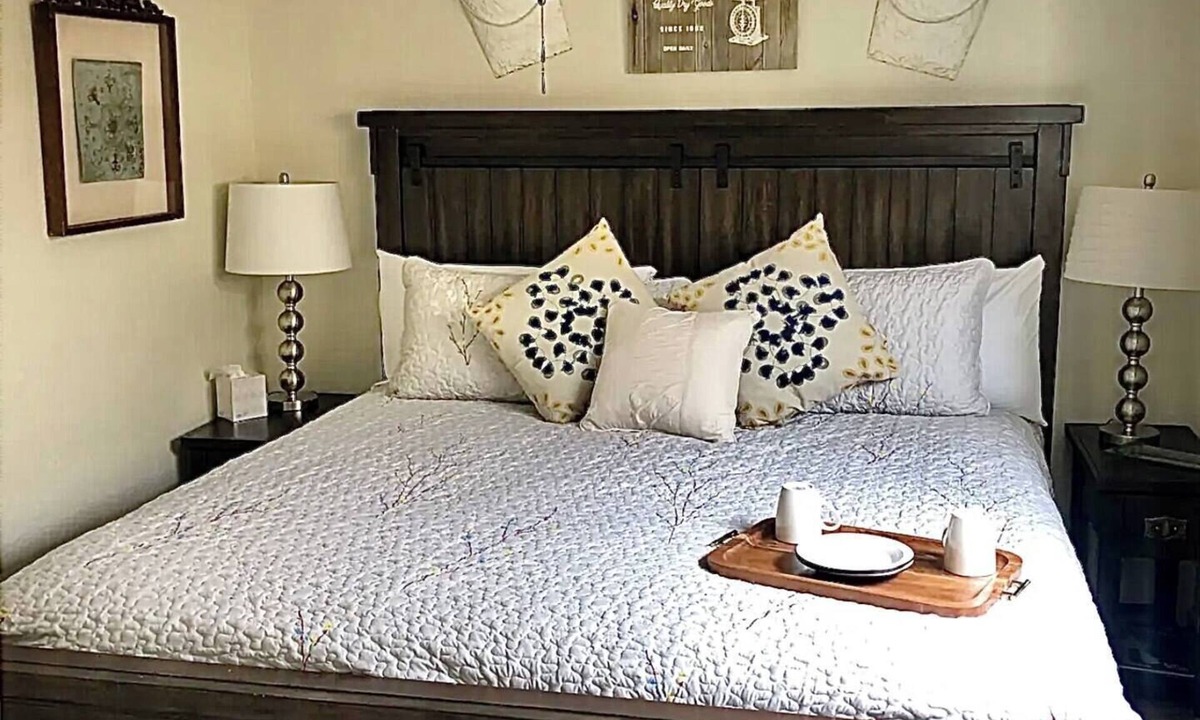 Westcliffe Cottage | Ravens Hideaway Cottage on Main, King, KItchen, Living Rm, w/d & Patio w/Grill