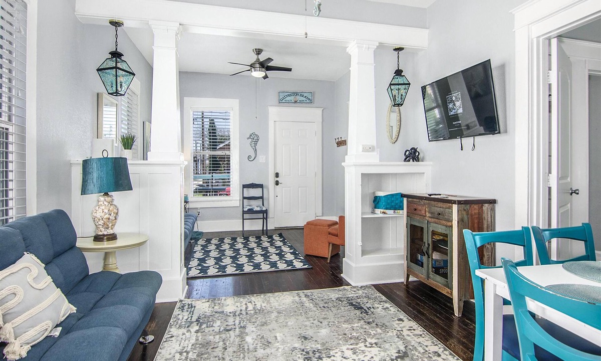 Galveston House | Reel close to the Beach - 2 blocks Pier/Beach
