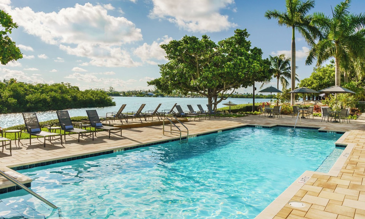 Marathon Hotel | Relax from Your Room w/Pool View! Outdoor Pool, Free Breakfast, Pet-Friendly!