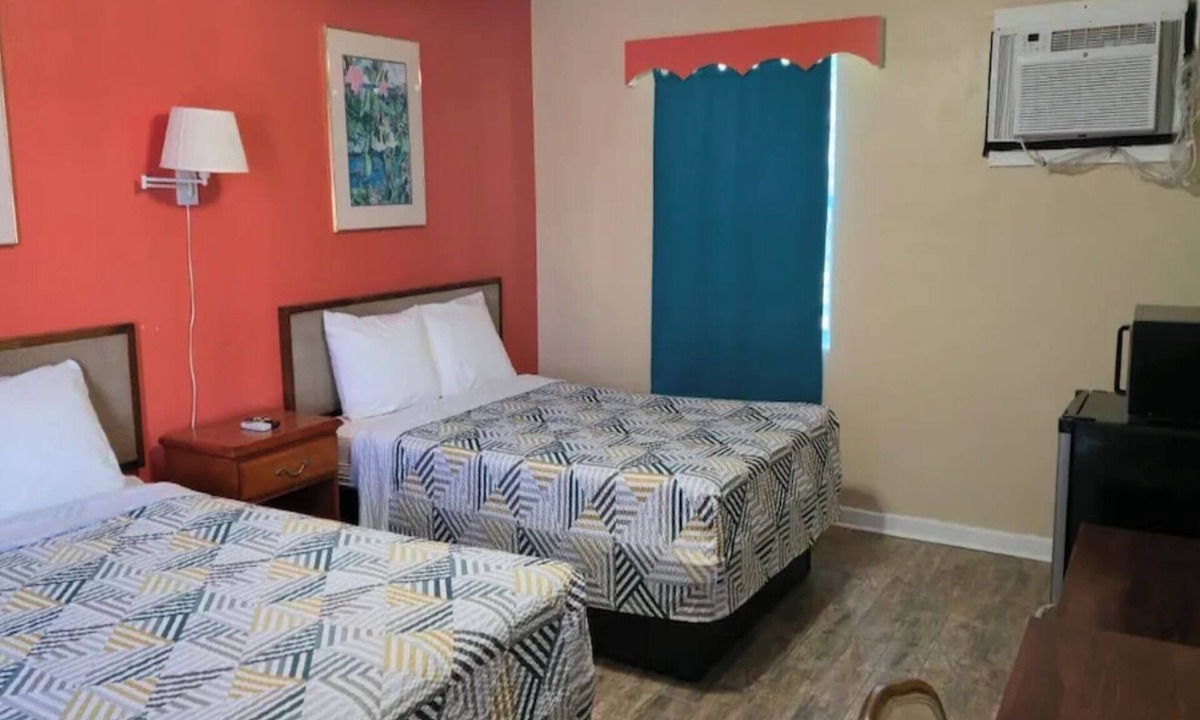 Ocala Hotel | Relax in a Comfortable Room 1 Mile to Downtown Ocala | 3 Units with Free Parking