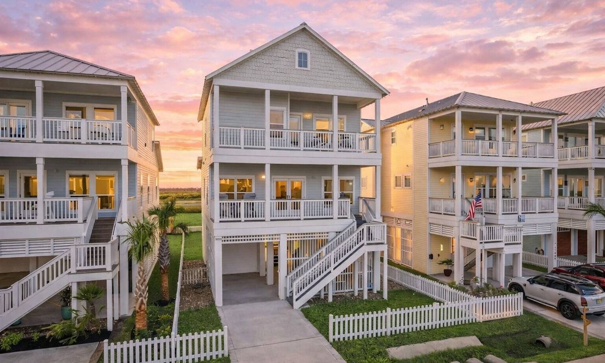 Galveston House | Relaxing 4BR Beachside Home with Hot Tub | Pet Friendly