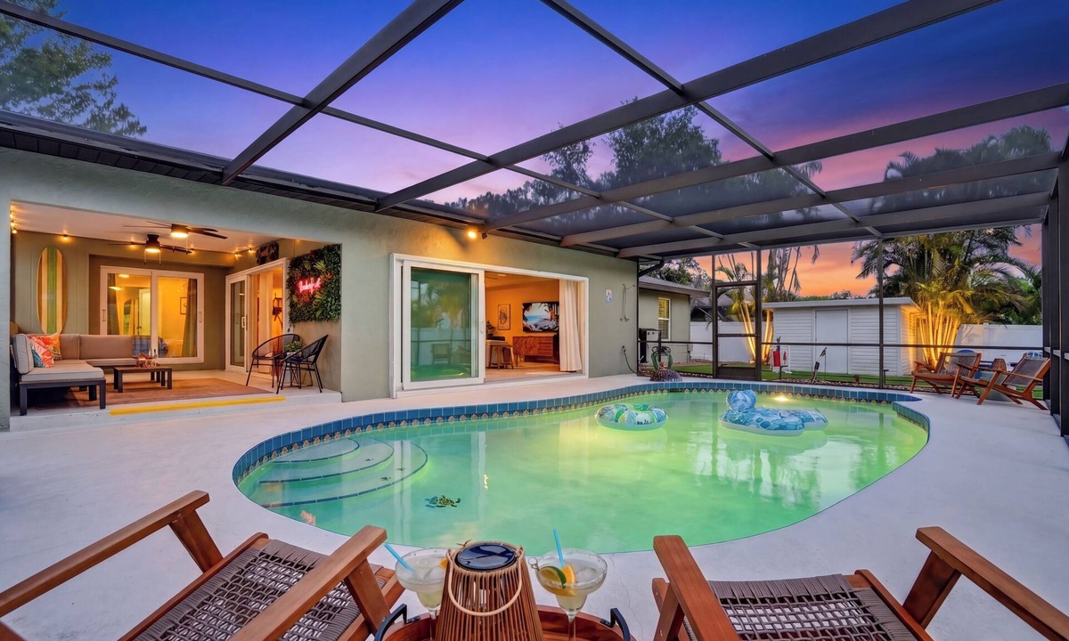 Palma Sola House | Relaxing Pool-Fire Pit-Putt-Putt-Pool Table-Air Hockey-PingPong-5 miles to AMI