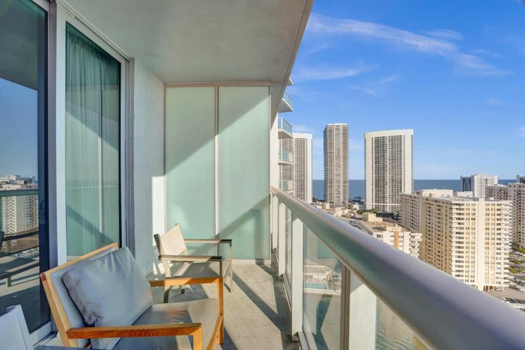 Hallandale Beach Hotel | Relaxing Studio Private Balcony Pool Beach
