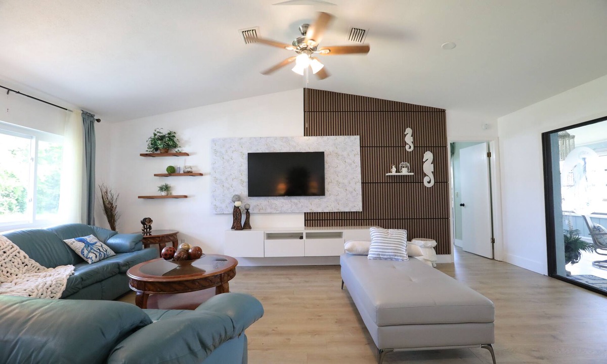 Palm Harbor House | Relaxing/Waterfront/Dog friendly/Intracoastal access - 10 min from the beach