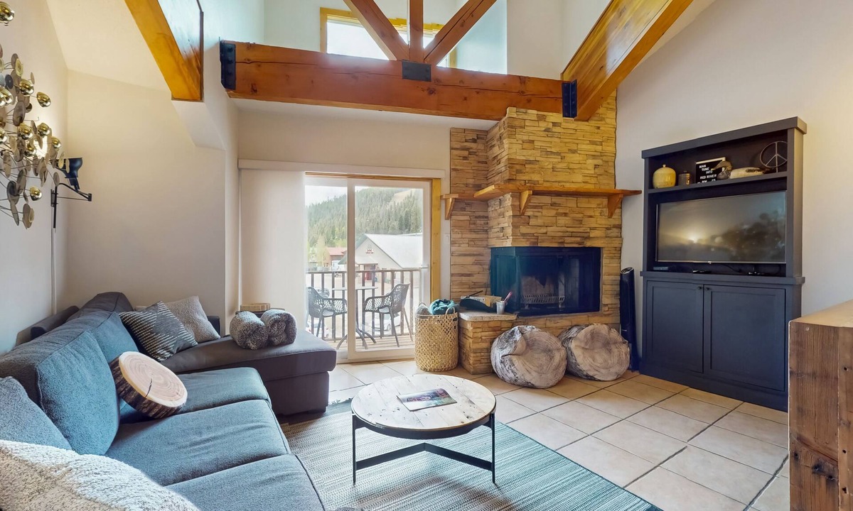 Red River Condo | Remodeled Main Street condo with balcony & fireplace - walk to lifts and dining