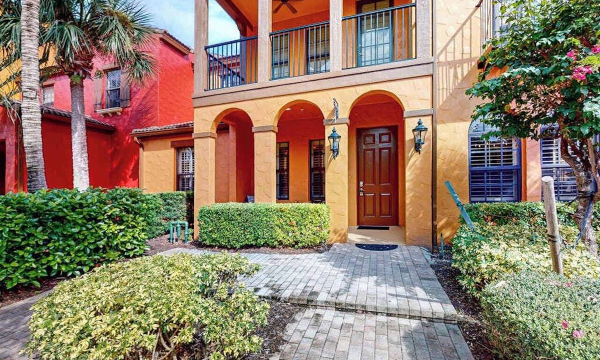 Ole Condo | Resort condo with private W/D, shared pool, and central AC