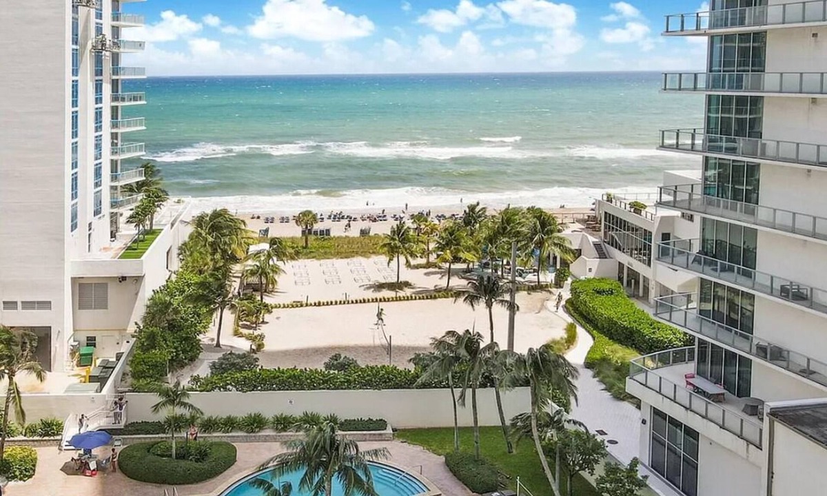 Hollywood South Central Beach Condo | Resort-Styled Condo Pool & Gym, Hollywood Beach