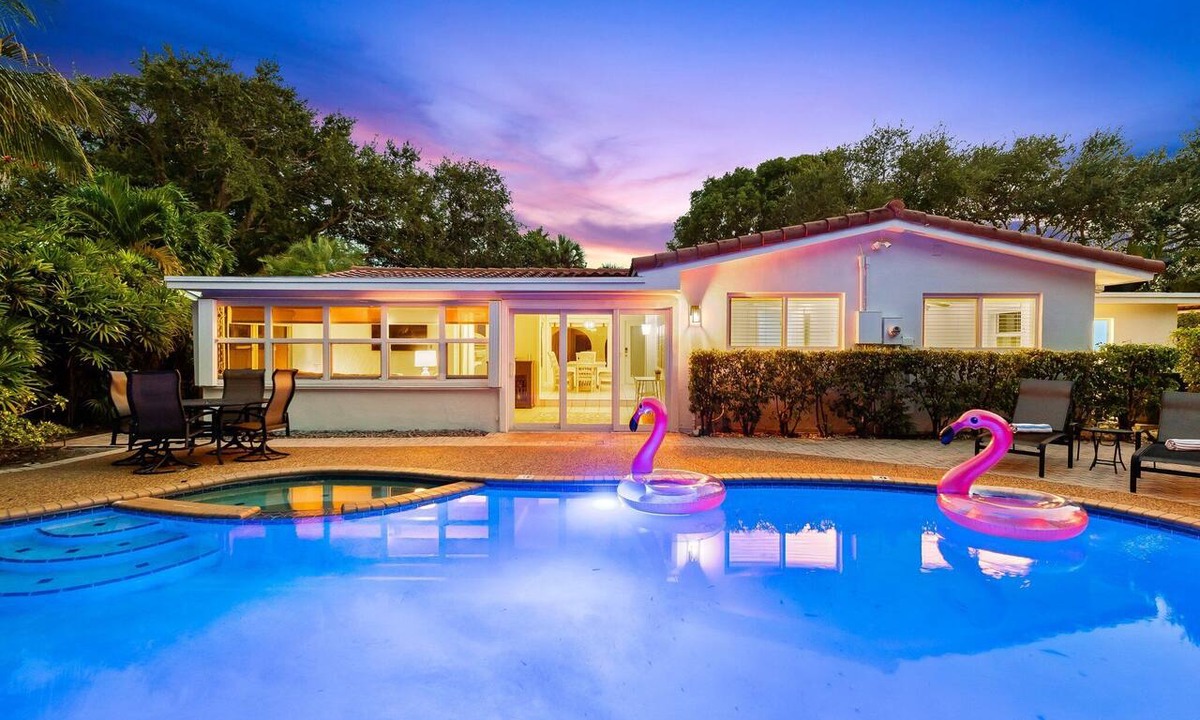 Lighthouse Point House | Retro 1950s Florida Home ~ Solar Heated Pool ~ Spa ~ Tiki Hut ~ Huge Backyard ~ Hammock ~ Two Bikes