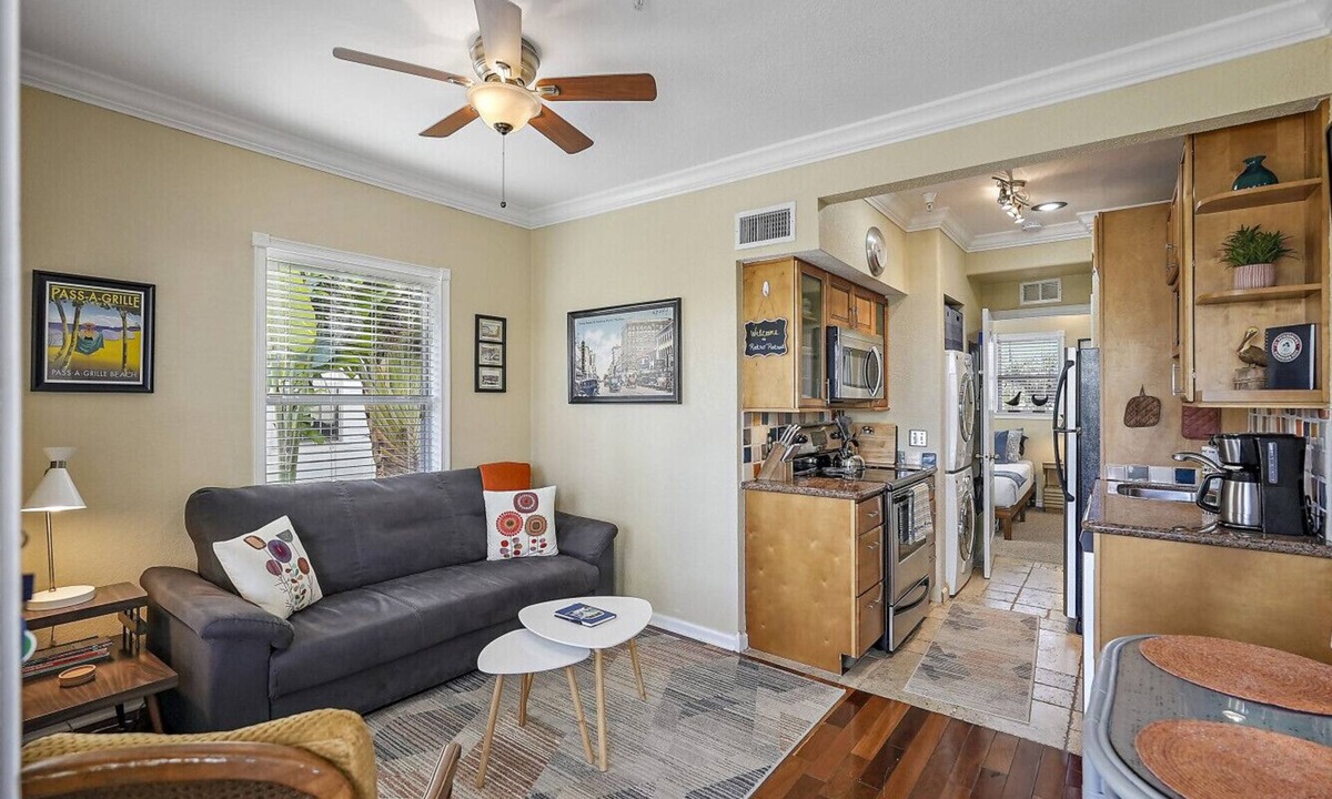 St. Petersburg Condo | RETRO RETREAT in DTSP! Explore the downtown area!