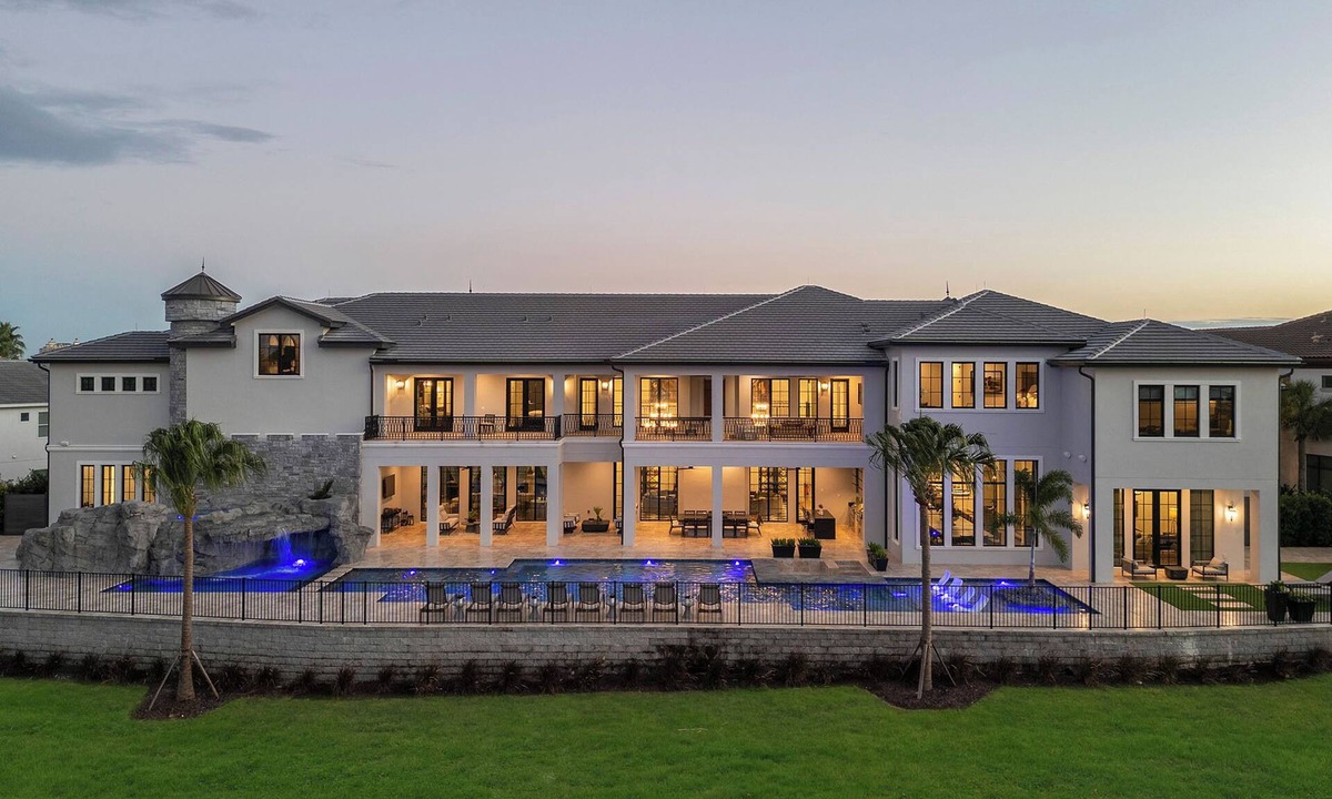 Reunion Villa | Reunion Castle | 15BR Luxe Castle w/Private Pool, Gym, Arcade, and Theater Near Orlando Theme Parks