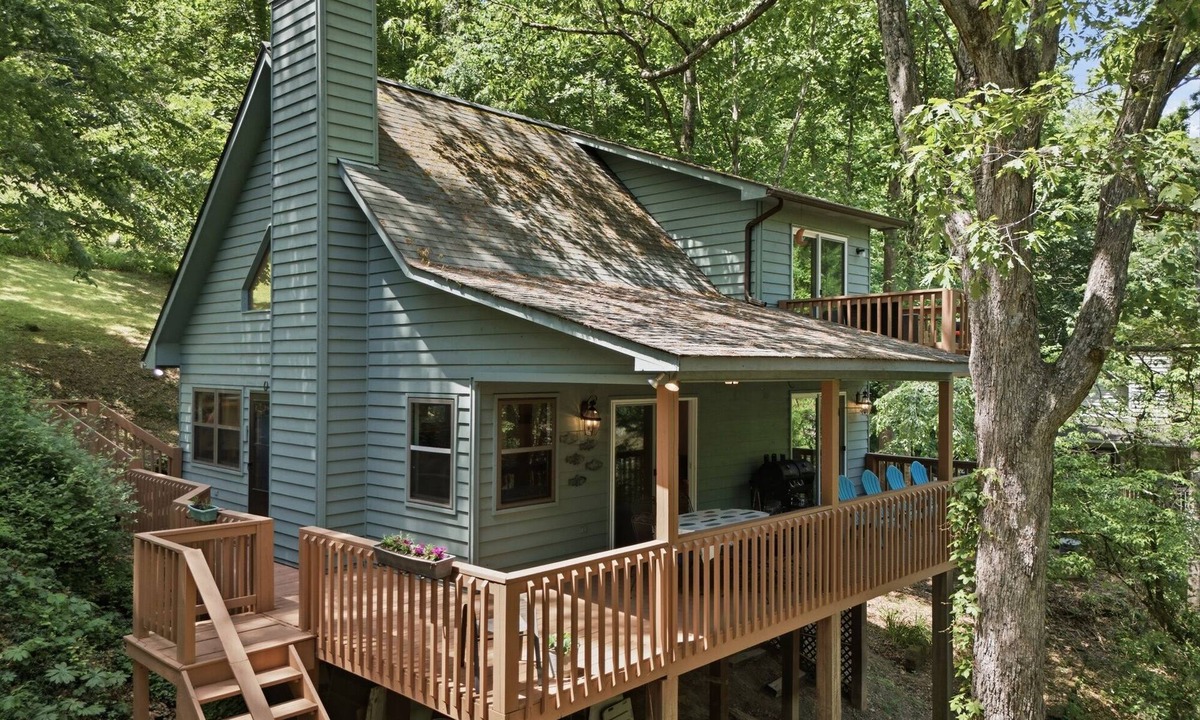 Hayesville House | Rippling Waters Hideaway by Chatuge Home Concierge | Creekside Retreat |King Suite + Bunks | Steps to Water