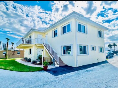 O'byrne House | Rise and Shine to ocean views, beach access