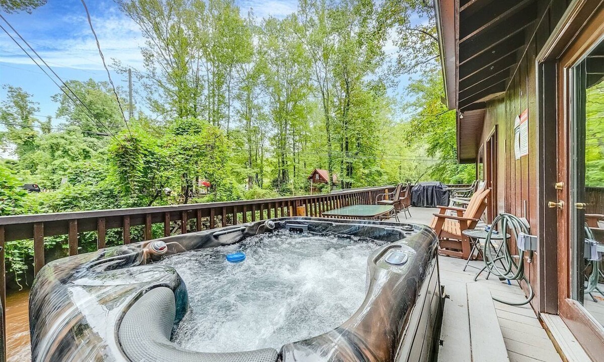 Helen Cabin | River's Edge - Ultimate Riverfront Cabin w/Hot Tub