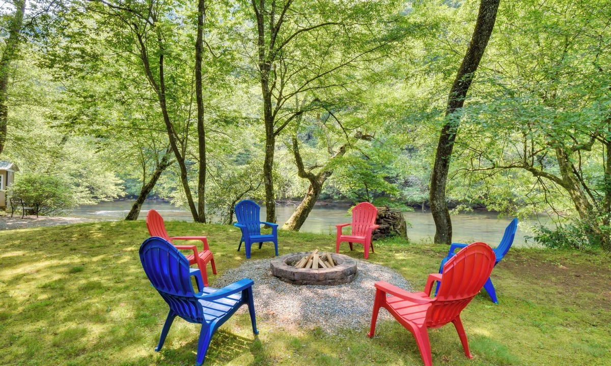 Hayesville House | Riverfront Hayesville Retreat: Fishing & Kayaking!