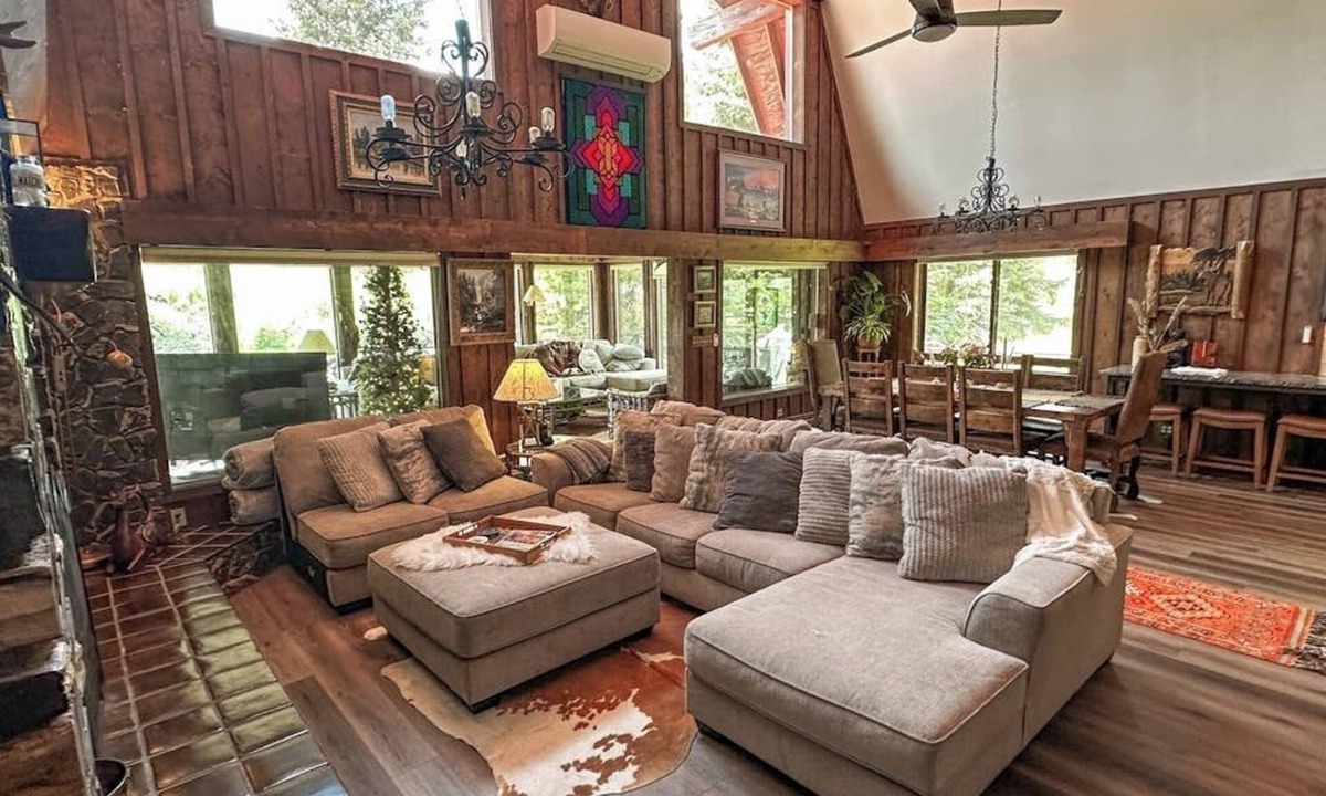 Rio Vista Estates Cabin | Riverfront home w/private deck, sunroom, full kitchen, and free WiFi