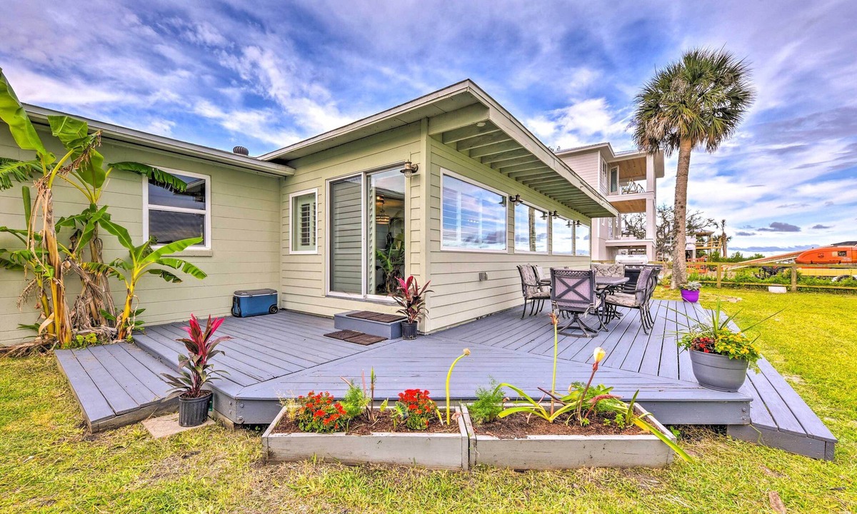 Brown Island House | Riverfront Home w/Dock & Deck, Pets Welcome!