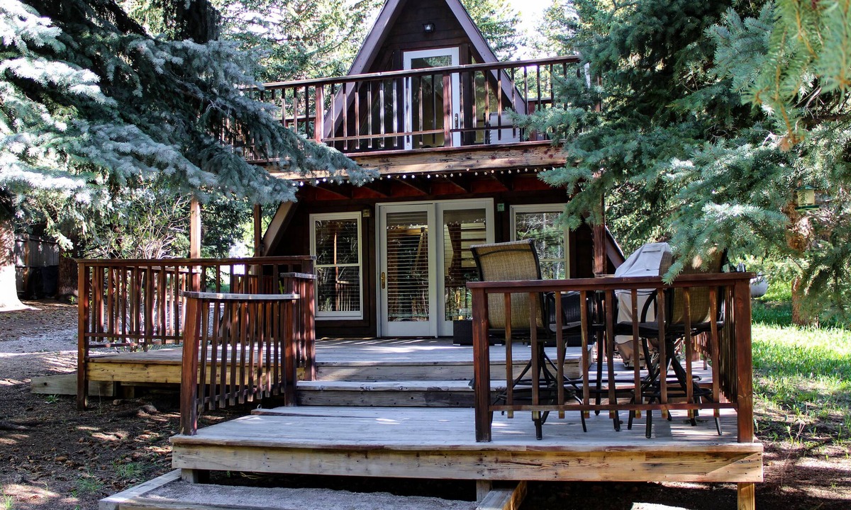 Lyons House | Riverside A-Frame Close to RMNP, 2 BDR King, 1 BTH, Fireplace, Adventure Awaits