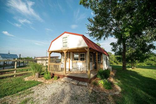 Branson House | Romantic Cottage Retreat Near Lake Taneycomo in Branson, Missouri