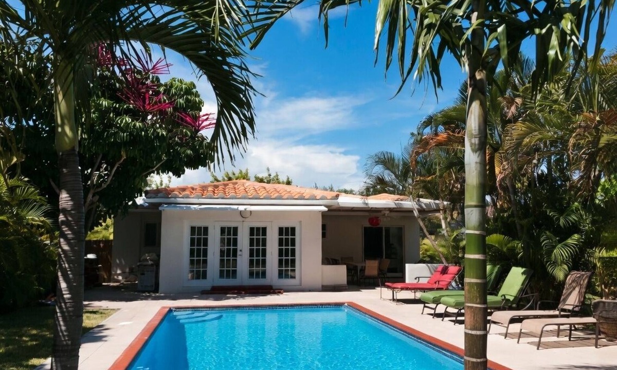 Highland Garden House | Romantic Hollywood villa 4bedroom 2/1 bath w/private pool — 2 ml from the beach