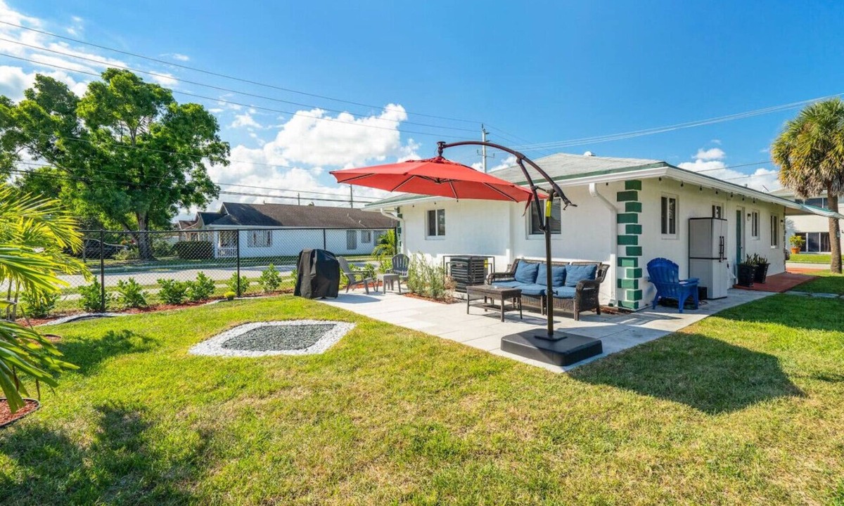 Oakland Park House | Roxana`s 3bed/2bath Home w/Modern Interior & BBQ Backyard