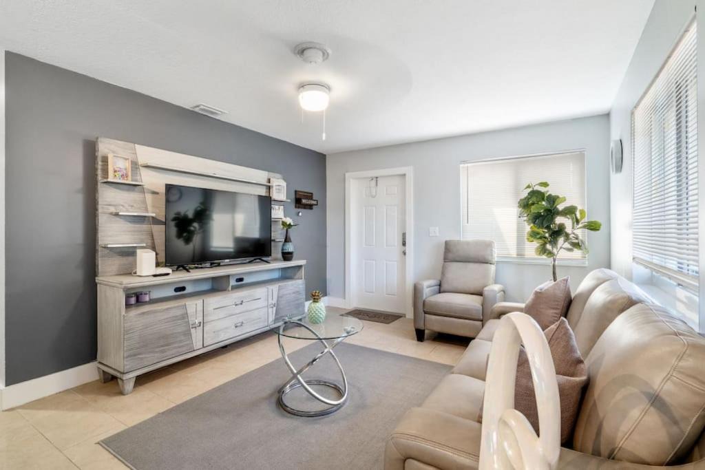 Oakland Park House | Roxanas 3bed 2bath Home with Modern Interior and BBQ Backyard