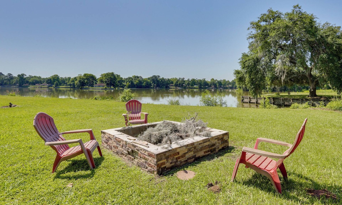 Votaw House | Rural Lakefront Home - 17 Mi to Dtwn Livingston
