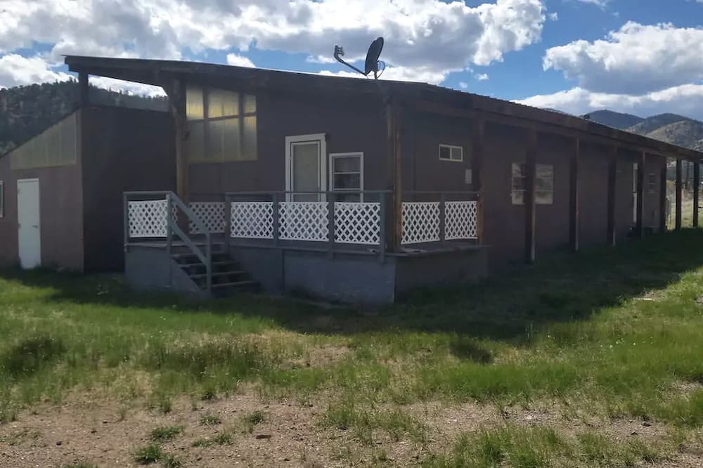 Villa Grove Cabin | Rustic Cabin Rental near Rio Grande National Forest in Villa Grove, Colorado