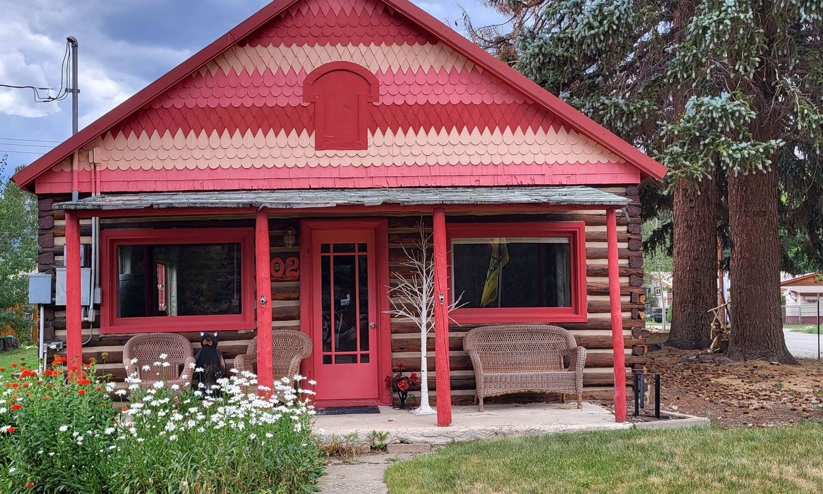 Buena Vista Cabin | Rustic-cozy cabin with modern amenities in quiet neighborhood w/state park yard