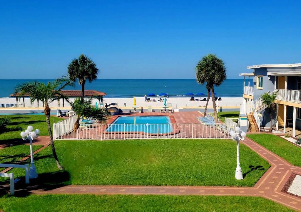 North Redington Beach Hotel | Sails Resort Motel