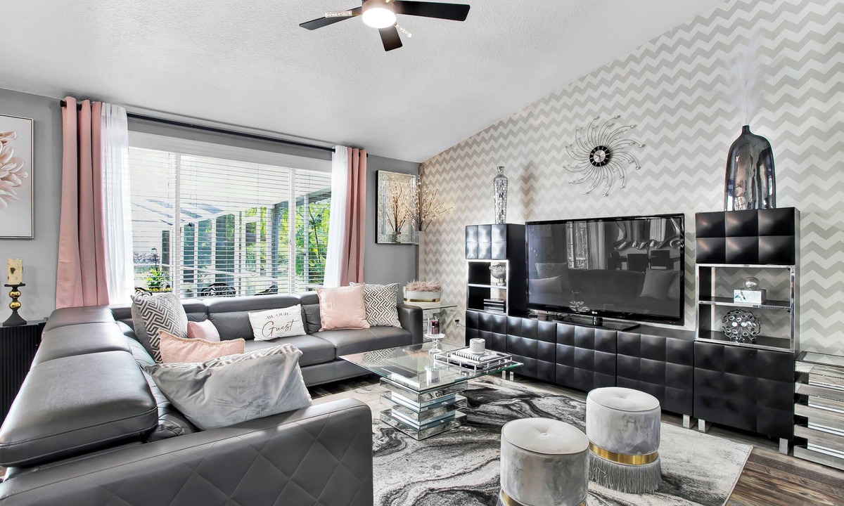 Boyette Springs Villa | Saltwater Heated Pool 15 Min to Downtown & Parks