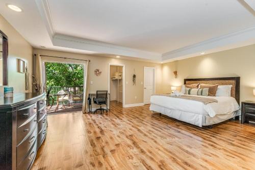 River Oaks House | Salty Fox 5BD Oasis w Spa, Beach & Downtown