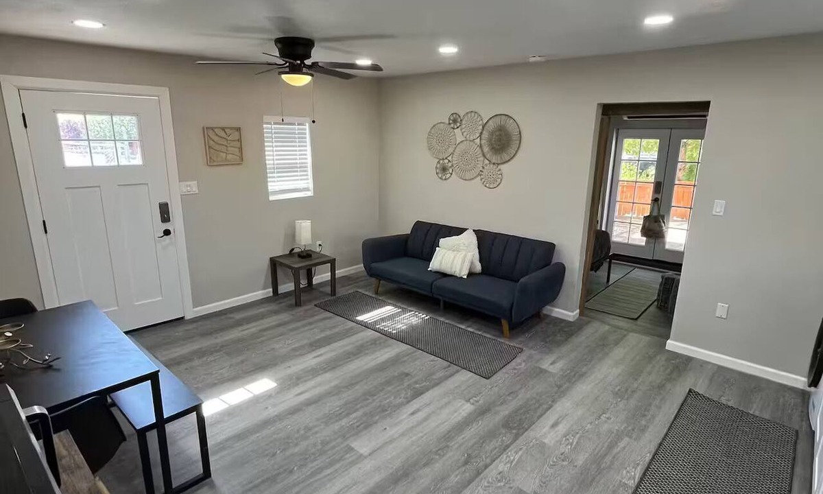 Sawmill Area Apartment | Sawmill District - Modern Apt Yard, King Bed, W/D