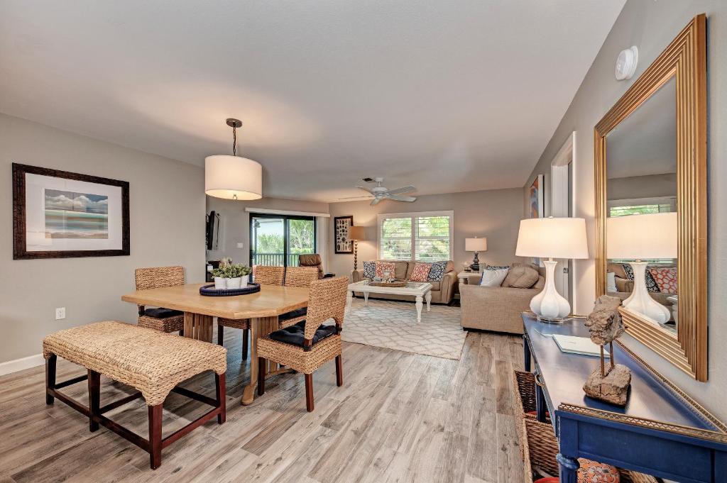 Whitney Beach Apartment | Sea Grape Inn 6- BEACHFRONT Property