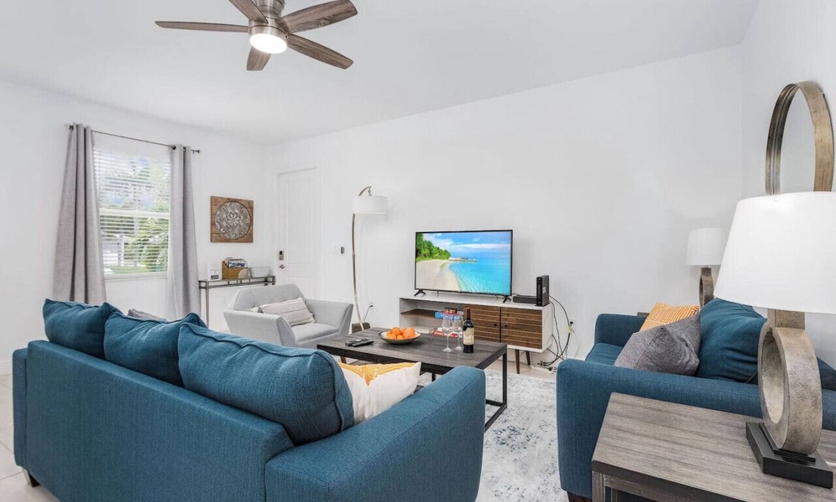 Naples Park House | Sea la Vie Retreat! Beach*Wine*Dine*Relax. Repeat!