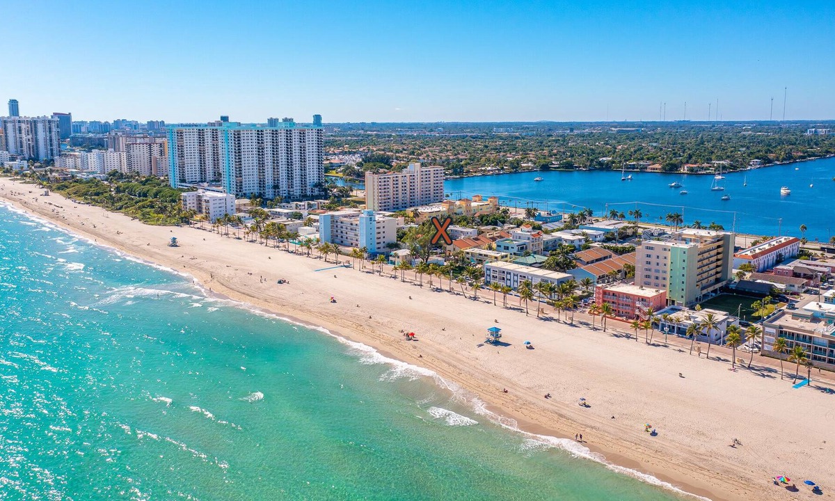 Hollywood Apartment | Seabreeze Studio #6 - 4 Guests - Steps to Beach
