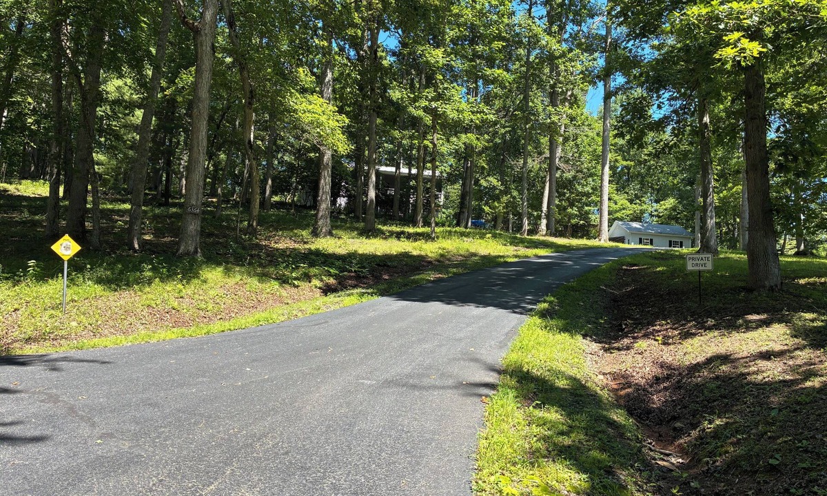 Young Harris House | SECLUDED TREE HOUSE Escape 2BR+Office, Fast Internet/Wi-Fi, Paved Roads
