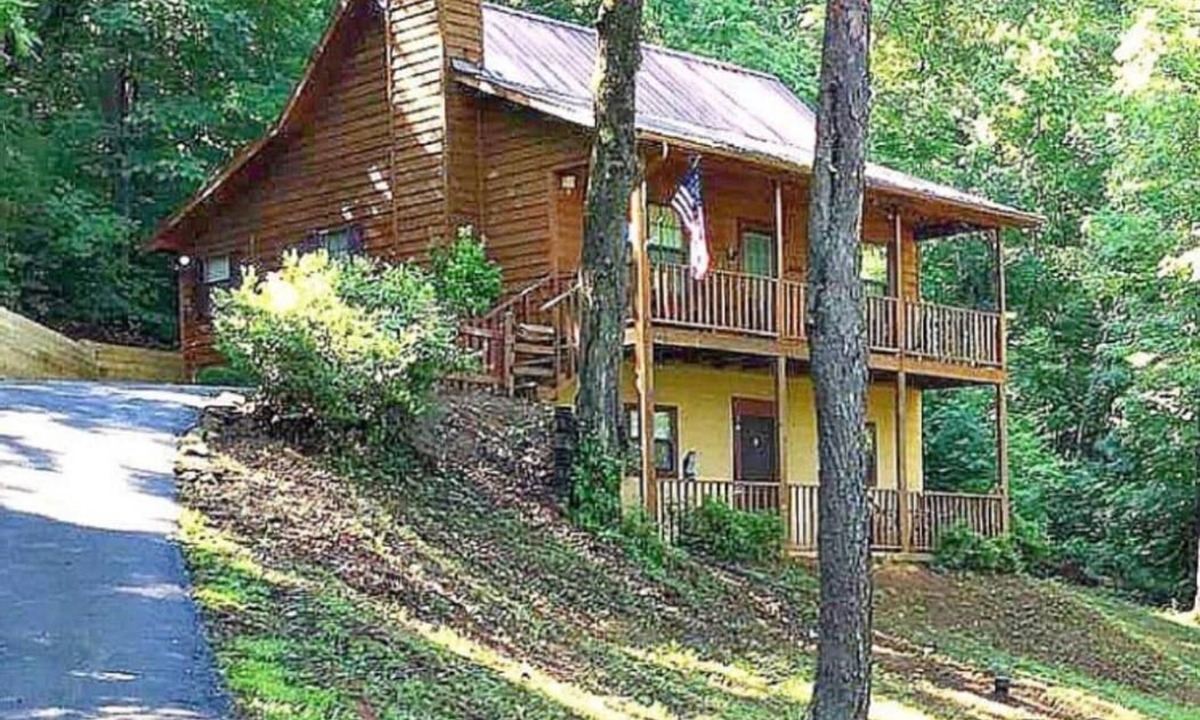 Young Harris Cabin | Second Heaven - Fireplace - Hot Tub