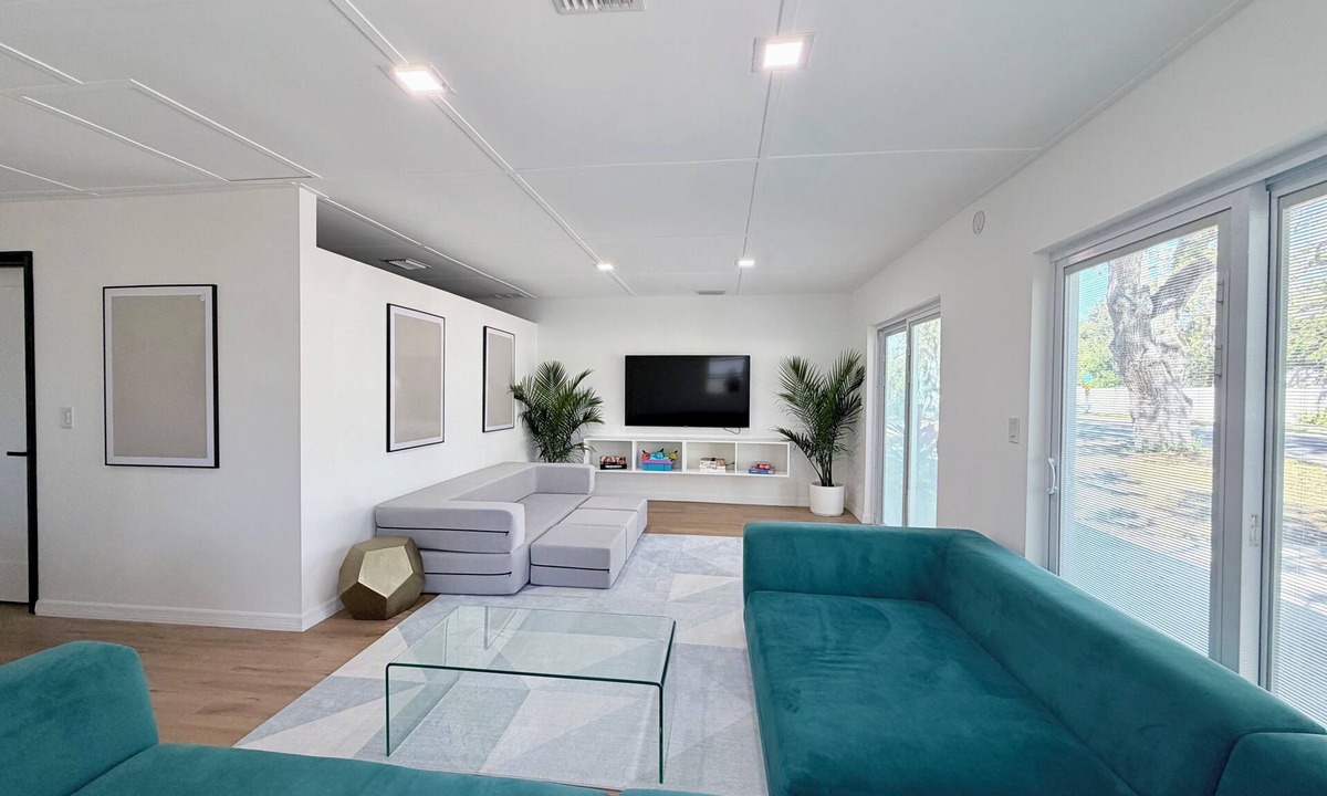 Whitfield House | Serene Modern Luxe king Suite~Minutes To Lido Beach, Downtown, UTC + Siesta Key