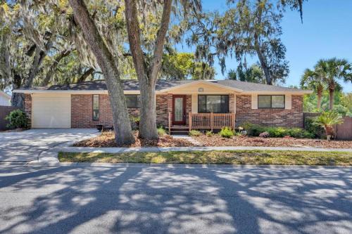 Jacksonville Beach House | Shady Oaks - Breezy retreat w patio & beach access