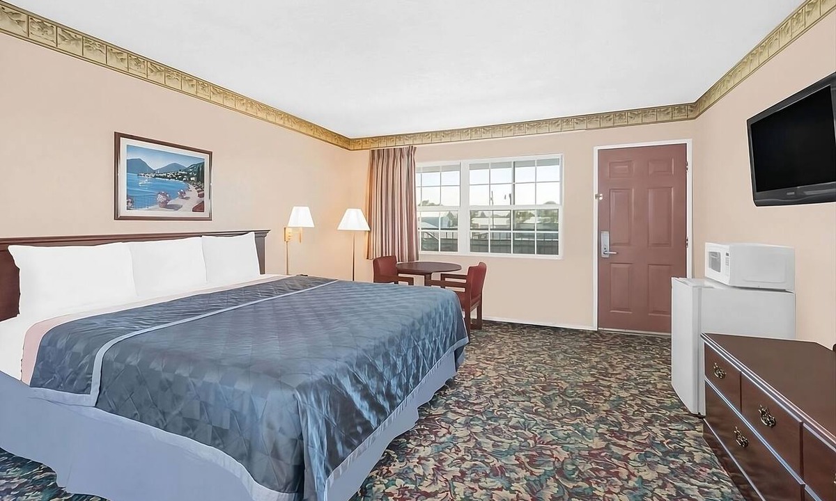 Pecos Hotel | Single Unit Escape in Convenient Pecos Location w/Pool, Shuttle & Breakfast