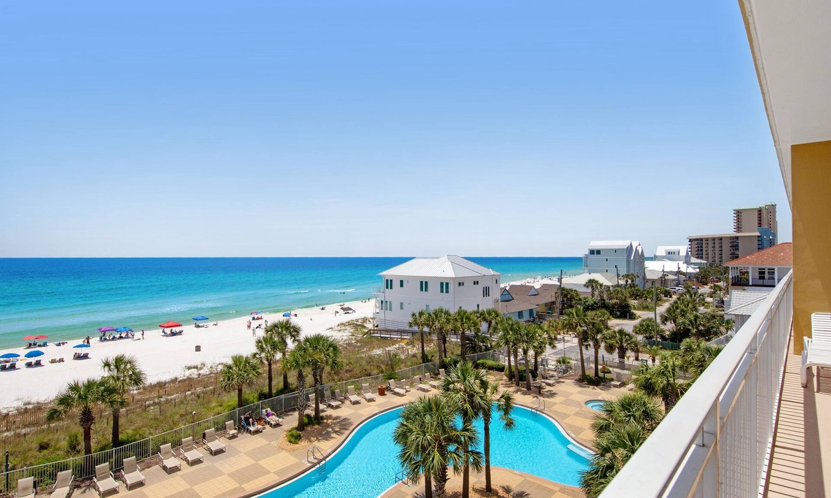 Thomas Drive Condo | Sizable condo w/private balcony & gulf views - located right on the beach
